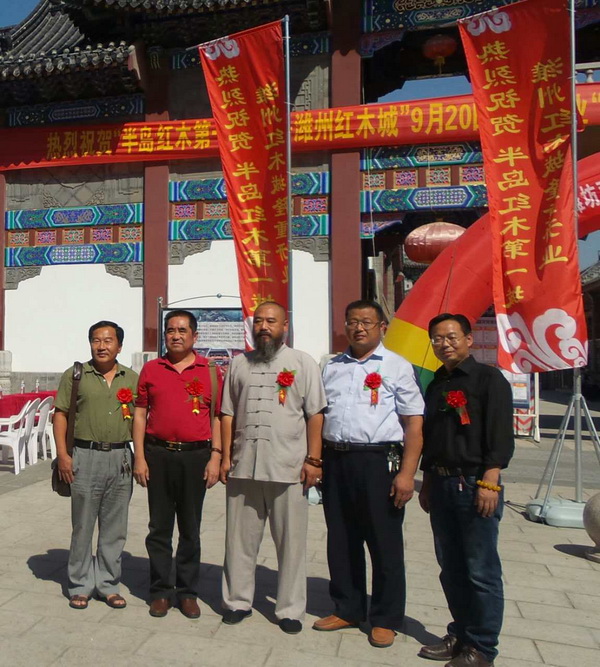 濰坊奇石協(xié)會(huì)會(huì)長與副會(huì)長，秘書長，理事合影留念